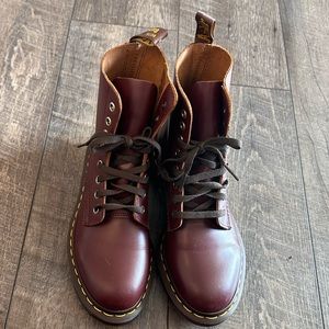 DR. MARTENS
Burgundy 1460 Pascal Boots.